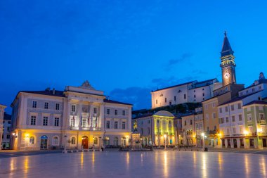 Slovenya 'nın Piran kentindeki Plaza Tartini' de gün doğumu