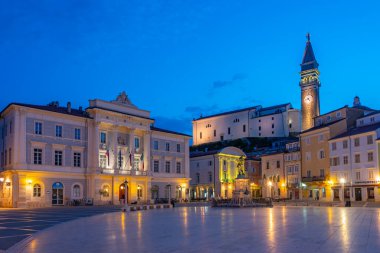 Slovenya 'nın Piran kentindeki Plaza Tartini' de gün doğumu