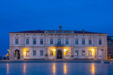 Slovenya 'nın Piran kentindeki Plaza Tartini' de gün doğumu
