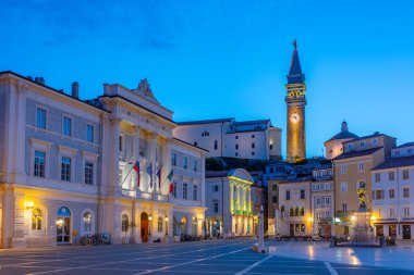 Slovenya 'nın Piran kentindeki Plaza Tartini' de gün doğumu
