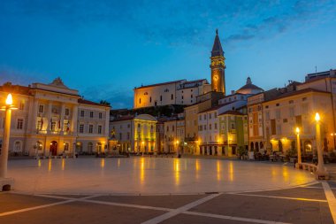 Slovenya 'nın Piran kentindeki Plaza Tartini' de gün doğumu