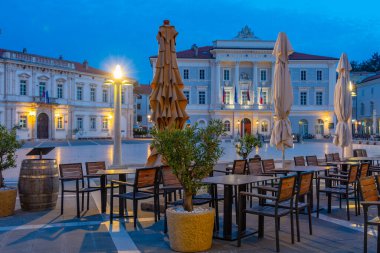 Slovenya 'nın Piran kentindeki Plaza Tartini' de gün doğumu