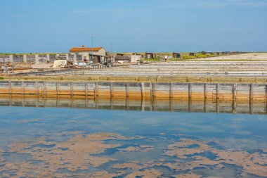 Slovenya 'daki Secovje Saltpans Doğa Parkı' ndaki sanayi tesisleri