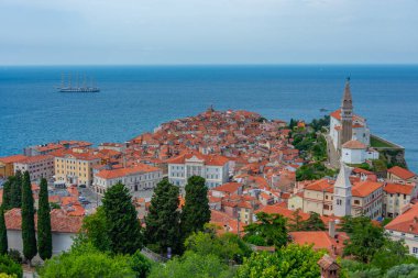 Piran 'ın havadan görünüşü Slovenya' daki eski tahkimattan alındı