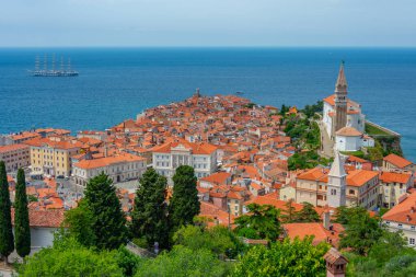 Piran 'ın havadan görünüşü Slovenya' daki eski tahkimattan alındı