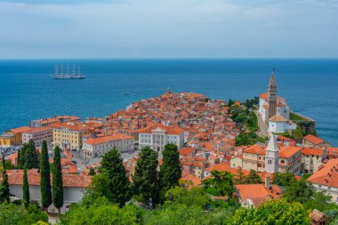 Piran 'ın havadan görünüşü Slovenya' daki eski tahkimattan alındı