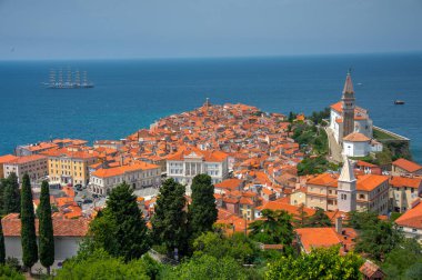 Piran 'ın havadan görünüşü Slovenya' daki eski tahkimattan alındı