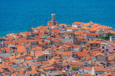 Piran 'ın havadan görünüşü Slovenya' daki eski tahkimattan alındı