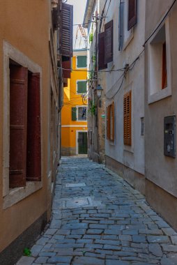 Slovenya 'nın Piran kasabasının merkezinde renkli bir cadde