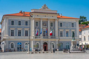 Slovenya 'nın Piran kentindeki Plaza Tartini' de yaz günü manzarası