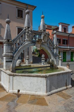 Slovenya 'nın Koper kentindeki Da Ponte Çeşmesi