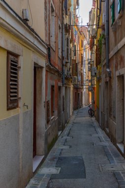 Slovenya 'nın Piran kasabasının merkezinde renkli bir cadde