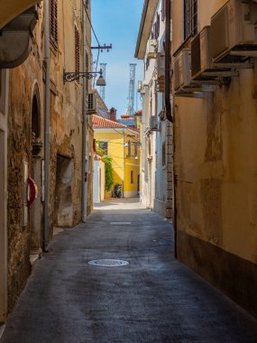 Slovenya 'nın Koper kasabasının merkezinde renkli bir cadde