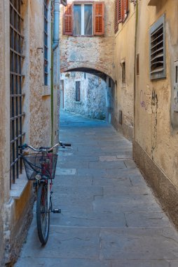 Slovenya 'nın Koper kasabasının merkezinde renkli bir cadde