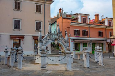 Slovenya 'nın Koper kentindeki Da Ponte Çeşmesi