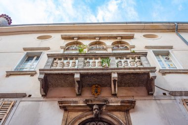 Slovenya 'nın Koper kasabasının merkezinde renkli bir cadde