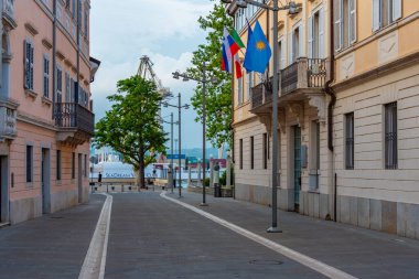 Slovenya 'nın Koper kasabasının merkezinde renkli bir cadde