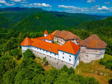 Slovenya 'daki Turjak şatosunun hava manzarası