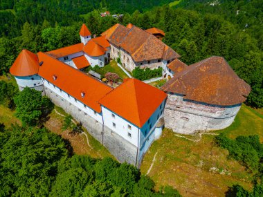 Slovenya 'daki Turjak şatosunun hava manzarası