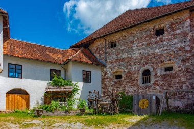 Slovenya 'daki Turjak şatosunun avlusu