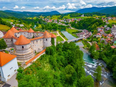 Slovenya 'daki Zuzemberk şatosunun Panorama manzarası
