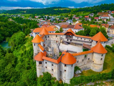 Slovenya 'daki Zuzemberk şatosunun Panorama manzarası