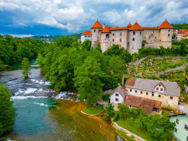 Slovenya 'daki Zuzemberk şatosunun Panorama manzarası