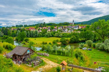 Slovenya 'nın Zuzemberk kenti bulutlu bir günde