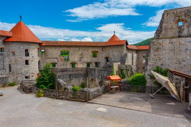 Slovenya 'daki Zuzemberk şatosunun avlusu