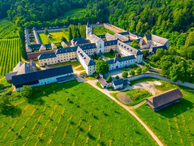 Slovenya 'daki Pleterje Kartaca Manastırı' nın havadan görünüşü