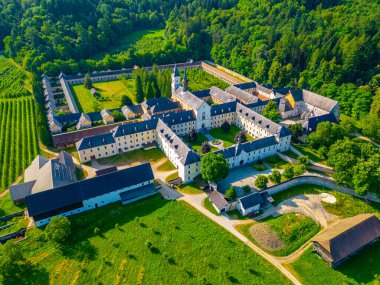 Slovenya 'daki Pleterje Kartaca Manastırı' nın havadan görünüşü