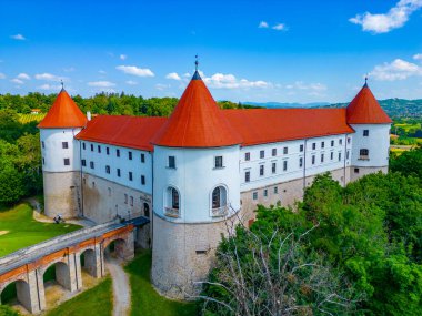 Slovenya 'daki Mokrice şatosunda güneşli bir gün