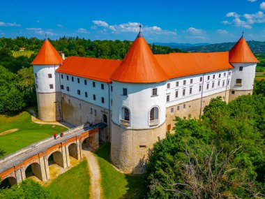 Slovenya 'daki Mokrice şatosunda güneşli bir gün