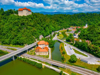 Slovenya 'da Brestanica köyü ve Sava nehrine bakan Rajhenburg kalesi