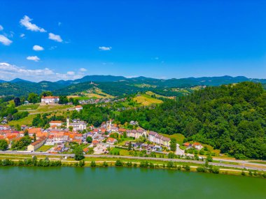 Slovenya 'daki Sava nehrine bakan Sevnica kalesi