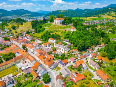 Slovenya 'daki Sava nehrine bakan Sevnica kalesi