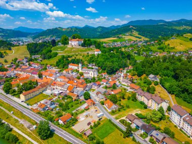 Slovenya 'daki Sava nehrine bakan Sevnica kalesi