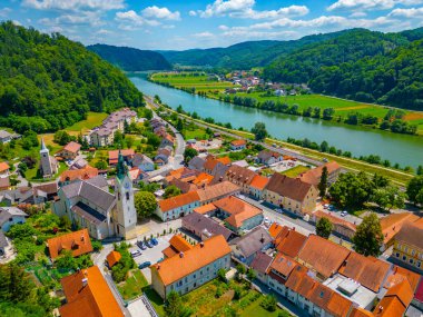 Slovenya 'daki Sevnica köyünün havadan görünüşü