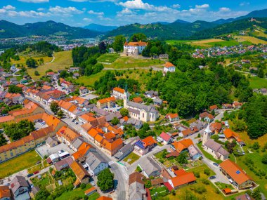 Slovenya 'daki Sava nehrine bakan Sevnica kalesi