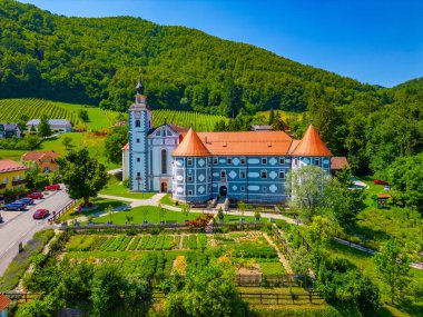 Slovenya 'daki güzel Olimje manastırı güneşli bir günde