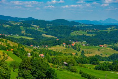Güneşli bir günde Slovenya kırsalında