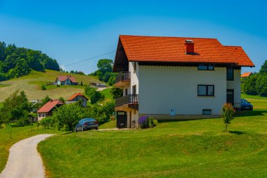 Güneşli bir günde Slovenya kırsalında