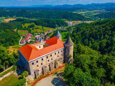 Slovenya 'daki Podcetrtek şatosunun hava manzarası