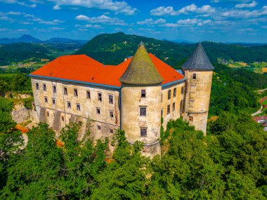 Slovenya 'daki Podcetrtek şatosunun hava manzarası