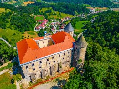 Slovenya 'daki Podcetrtek şatosunun hava manzarası