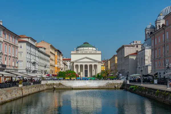 İtalyan kenti Trieste 'deki Kanal Grande' nin sonundaki Sant 'Antonio Nuovo Kilisesi.