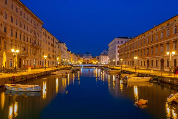 İtalyan kenti Trieste 'deki Kanal Grande' nin sonundaki Sant 'Antonio Nuovo Kilisesi' nin gece manzarası