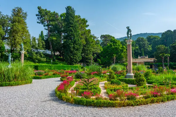 İtalya, Trieste 'deki Miramare sarayının bahçeleri.