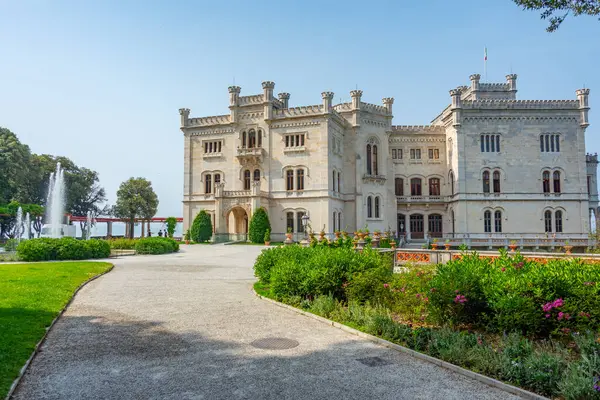 İtalyan kasabası Trieste 'de Castello di Miramare