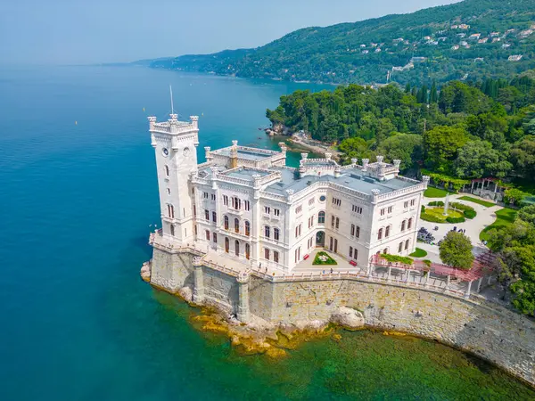 İtalyan kasabası Trieste 'deki Castello di Miramare' nin hava manzarası.